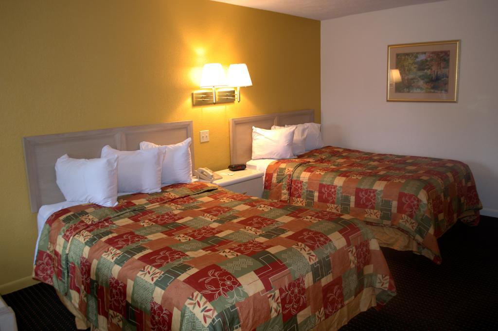 Budget Host Inn 桑达斯基 外观 照片