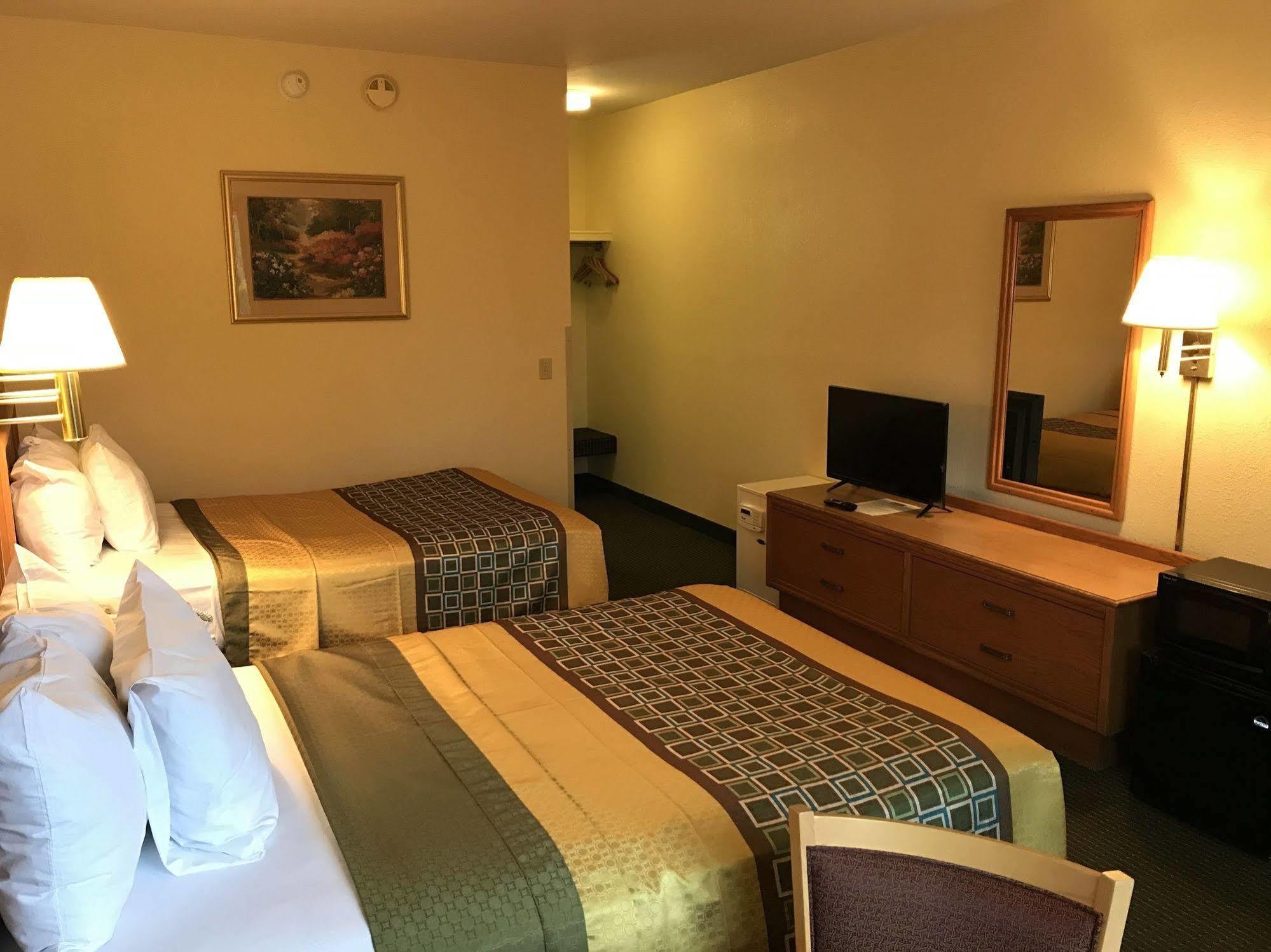 Budget Host Inn 桑达斯基 外观 照片