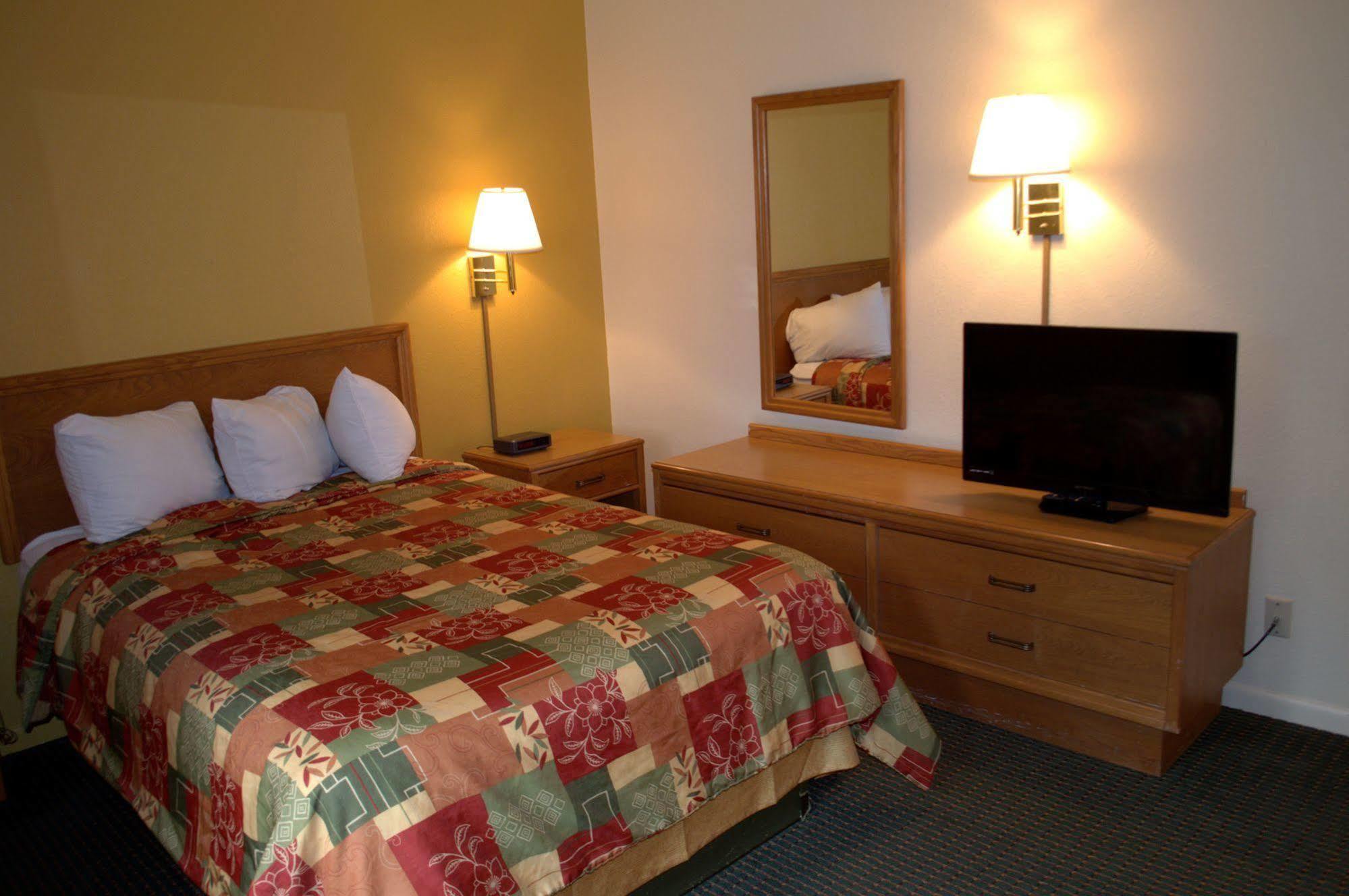 Budget Host Inn 桑达斯基 外观 照片