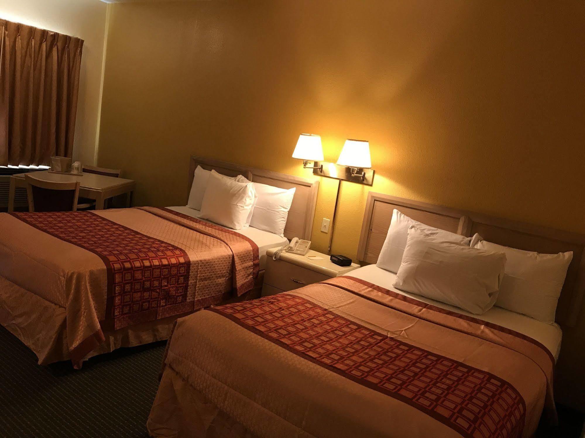Budget Host Inn 桑达斯基 外观 照片