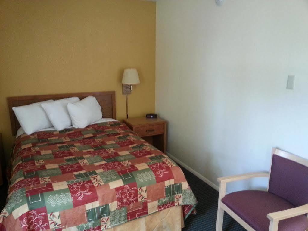 Budget Host Inn 桑达斯基 外观 照片